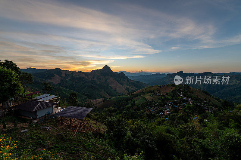 日落后，在Ki Ko Kor观景点的山上的小村庄，泰国Mae Hong Son